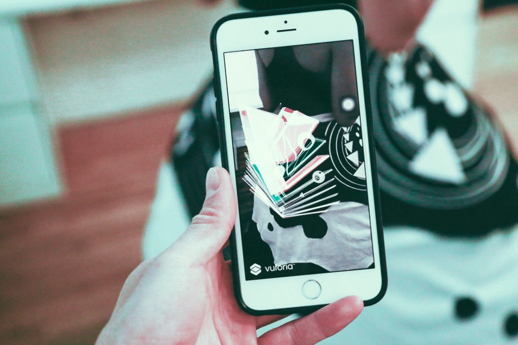 Virtual and Augmented Environments in Collaborative Experience